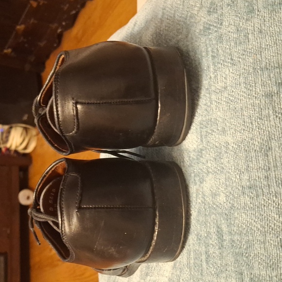 Comfortable shoes worn with a small tear on the front and little wear on the bot - Picture 4 of 7